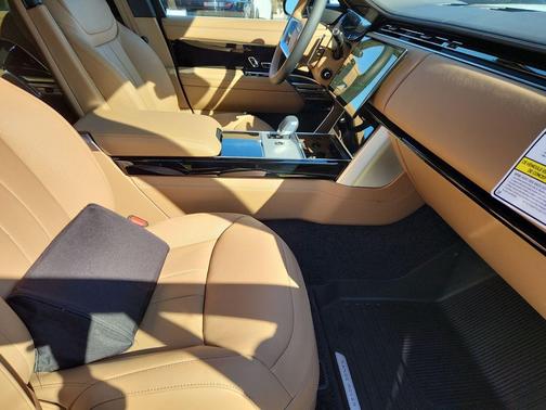 Fuji White 2026 Land Rover Range Rover P400 SE 7 Seat