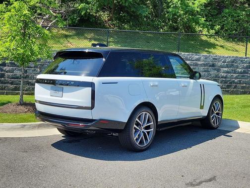 Fuji White 2026 Land Rover Range Rover P550e SE
