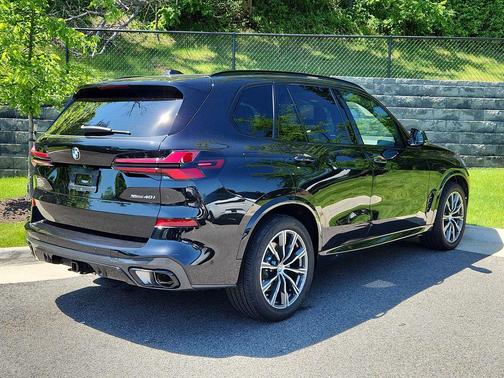 Black Sapphire Metallic 2024 BMW X5 xDrive40i