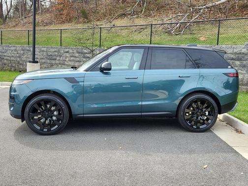 Giola Green 2026 Land Rover Range Rover Sport SE