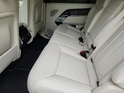 Santorini Black 2026 Land Rover Range Rover P400 SE 7 Seat