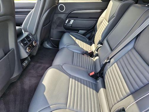 2023 Land Rover Discovery P360 Metropolitan Edition