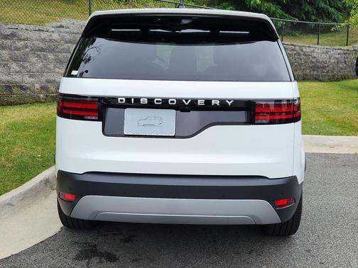 Fuji White 2026 Land Rover Discovery S