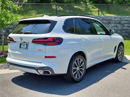 Mineral White Metallic 2026 BMW X5 xDrive40i
