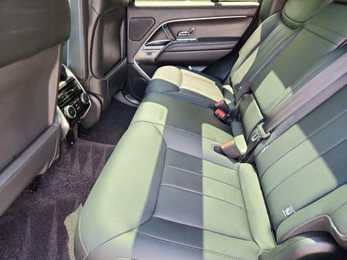 Santorini Black 2025 Land Rover Range Rover P550e SE