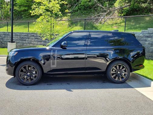 Santorini Black 2025 Land Rover Range Rover P550e SE