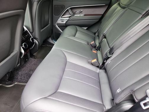 Ionian Silver In Gloss Finish 2026 Land Rover Range Rover P550e SE