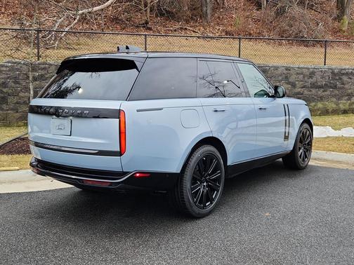 Ionian Silver In Gloss Finish 2026 Land Rover Range Rover P550e SE