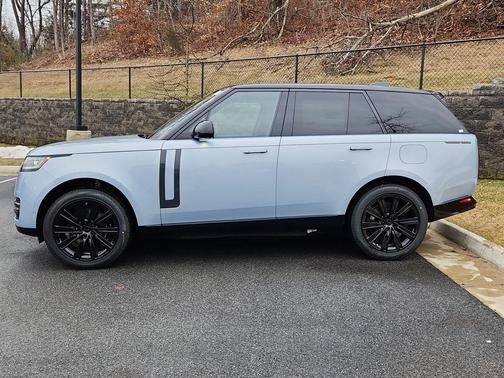 Ionian Silver In Gloss Finish 2026 Land Rover Range Rover P550e SE