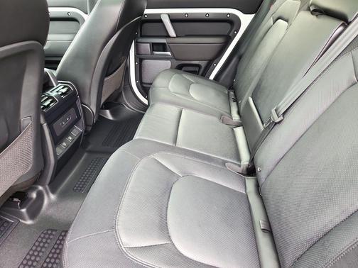 Fuji White 2024 Land Rover Defender P400 X-Dynamic SE