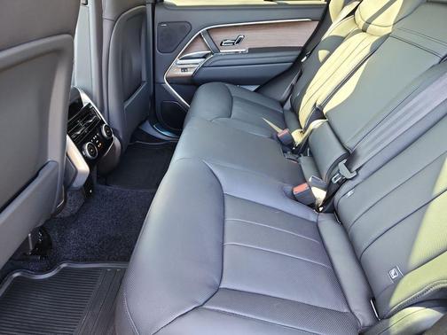 Fuji White 2026 Land Rover Range Rover P550e SE