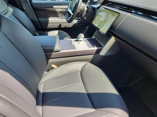 Santorini Black 2026 Land Rover Range Rover P400 SE