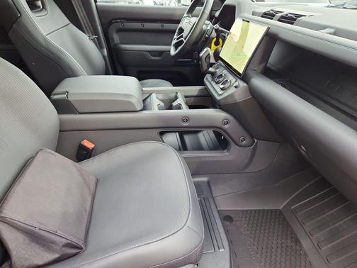 Narvik Black 2026 Land Rover Defender V8