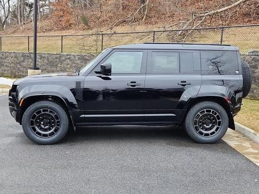 Narvik Black 2026 Land Rover Defender V8