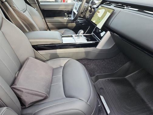 Santorini Black 2026 Land Rover Range Rover P400 SE 7 Seat