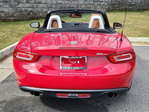 Hypnotique Red 2018 FIAT 124 Spider Lusso