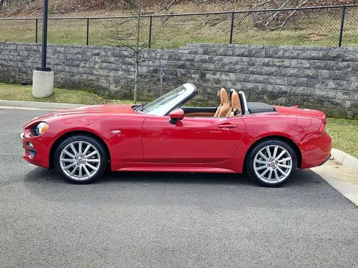 Hypnotique Red 2018 FIAT 124 Spider Lusso