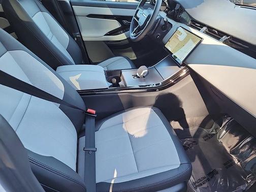 Ostuni Pearl White 2025 Land Rover Range Rover Evoque Dynamic SE