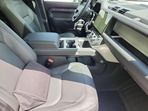Santorini Black 2026 Land Rover Defender P400 X-Dynamic SE
