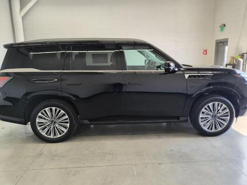 2025 INFINITI QX80 Luxe