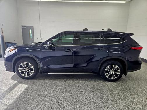 Gray 2022 Toyota Highlander XLE