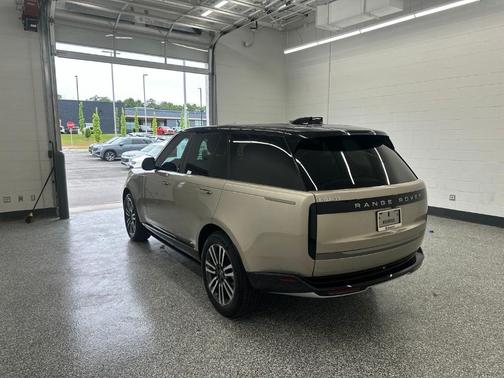 Batumi Gold 2025 Land Rover Range Rover P530 SE