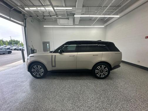Batumi Gold 2025 Land Rover Range Rover P530 SE