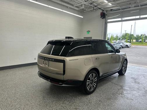Batumi Gold 2025 Land Rover Range Rover P530 SE