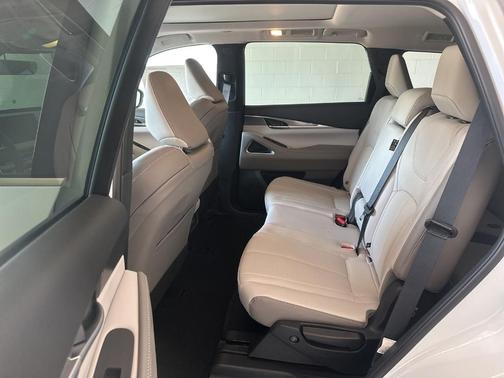 Radiant White 2027 INFINITI QX60 Luxe