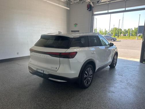 Radiant White 2027 INFINITI QX60 Luxe