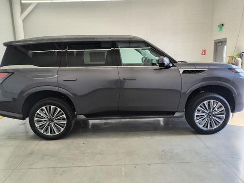 2025 INFINITI QX80 Luxe