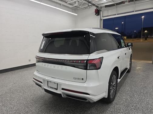 Radiant White 2026 INFINITI QX80 Luxe