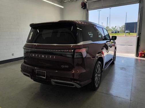 2025 INFINITI QX80 Luxe
