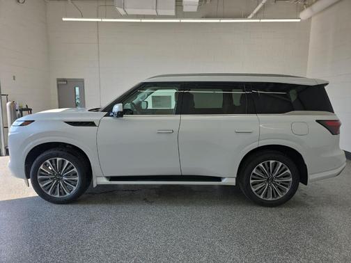 Radiant White 2026 INFINITI QX80 Luxe