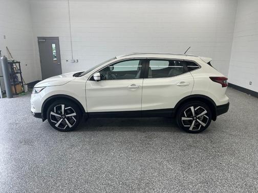White 2022 Nissan Rogue Sport SL