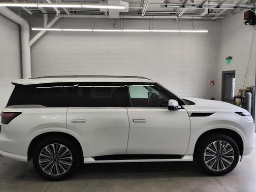 2025 INFINITI QX80 Luxe
