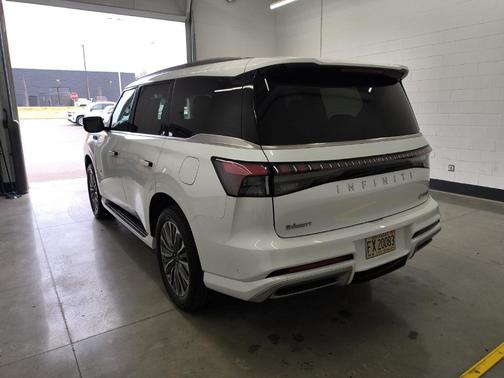 2025 INFINITI QX80 Luxe
