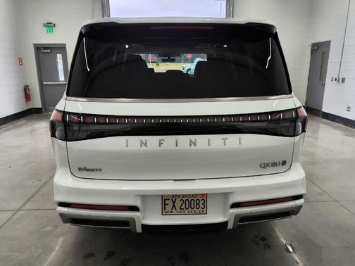 2025 INFINITI QX80 Luxe
