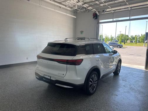 Radiant White 2027 INFINITI QX60 Luxe