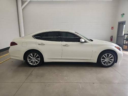 2017 INFINITI Q70 3.7X