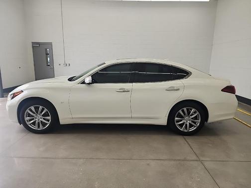 2017 INFINITI Q70 3.7X