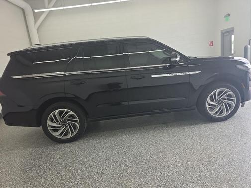 Black Metallic 2025 Lincoln Navigator Reserve