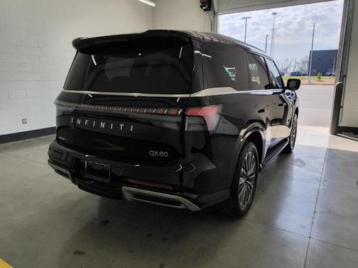 2025 INFINITI QX80 Luxe