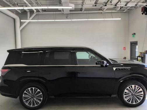 2025 INFINITI QX80 Luxe