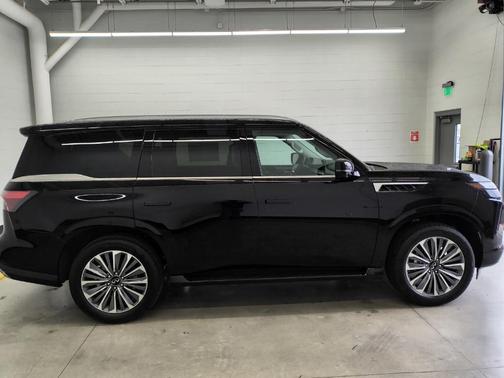 2025 INFINITI QX80 Luxe