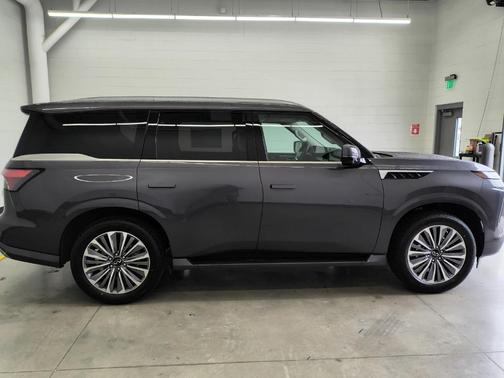 2025 INFINITI QX80 Luxe