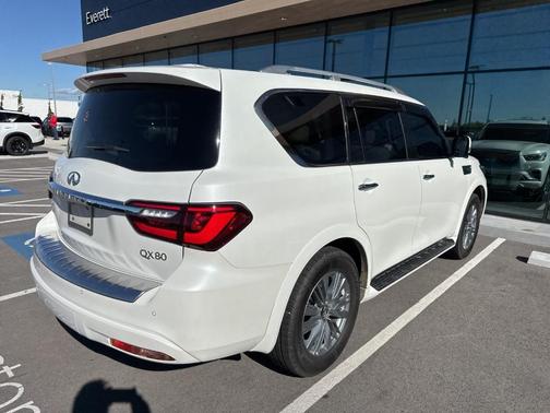 2022 INFINITI QX80 Luxe