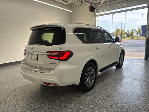 2022 INFINITI QX80 Luxe