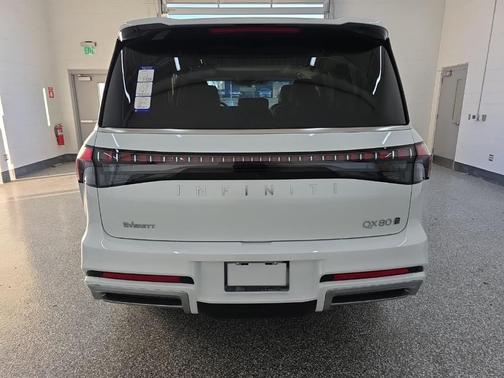 Radiant White 2026 INFINITI QX80 Luxe