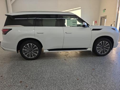 Radiant White 2026 INFINITI QX80 Luxe
